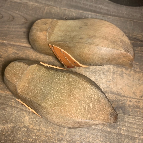 Vintage hand-carved miniature shoes with leather trim / charming decor - Picture 5 of 6